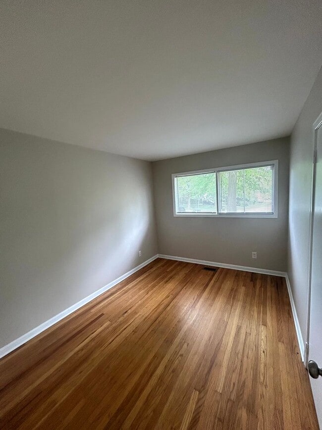 Building Photo - Beautiful 3-Bed Home in Prime Jeffersontown Location!