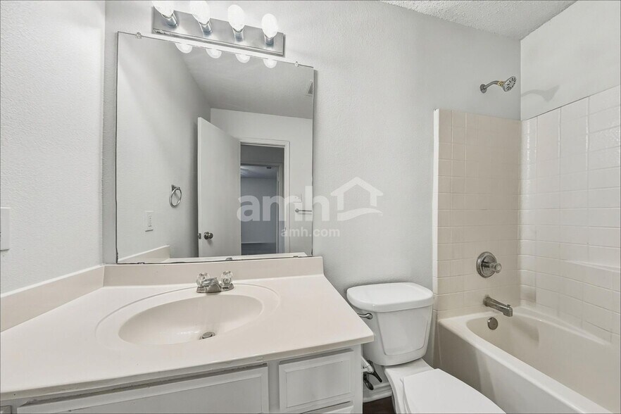 Building Photo - 413 Bretts Way