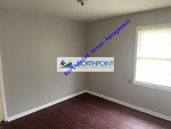 Building Photo - Three Bedroom With Fenced Back Yard