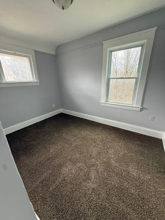 Building Photo - 4bd Single Section 8