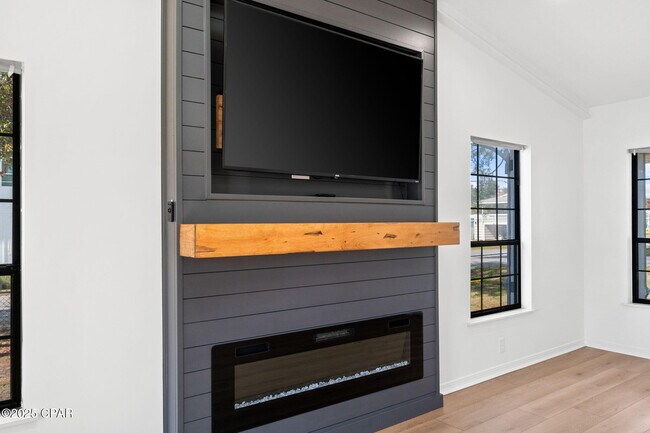 Building Photo - 224 E Lakeshore Dr