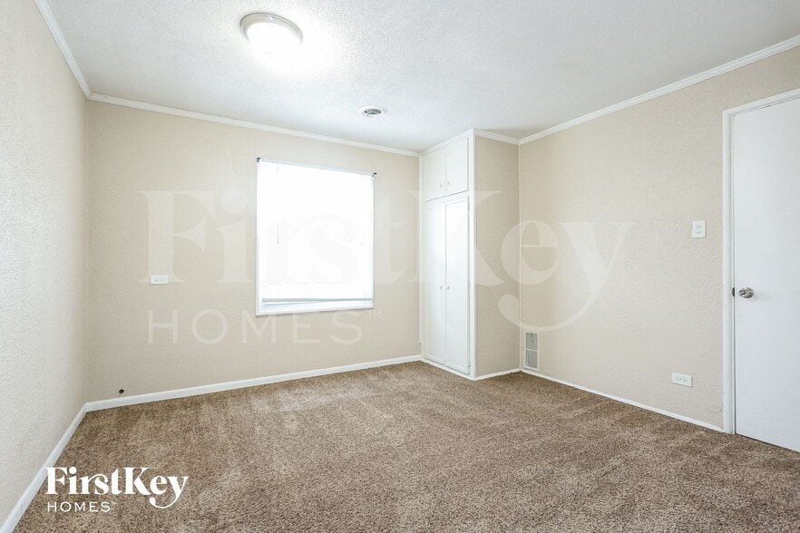 Building Photo - 374 Oswego St