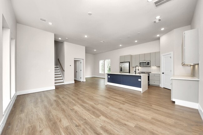 Building Photo - 783 Mansfield St