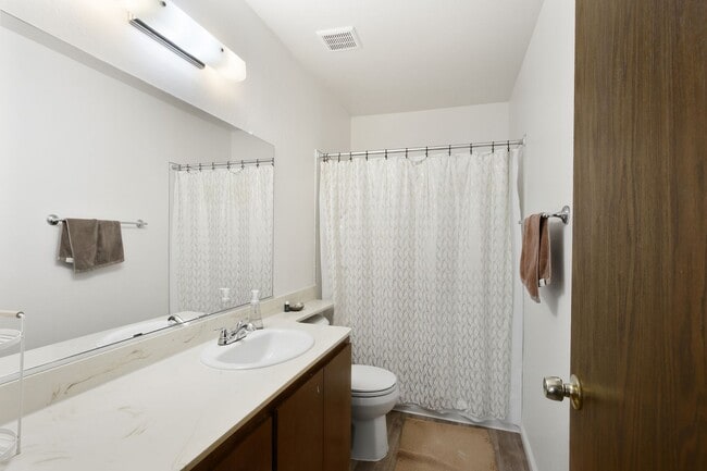 Building Photo - 2 Bedroom 2 Bedroom Home in East Davis with solar