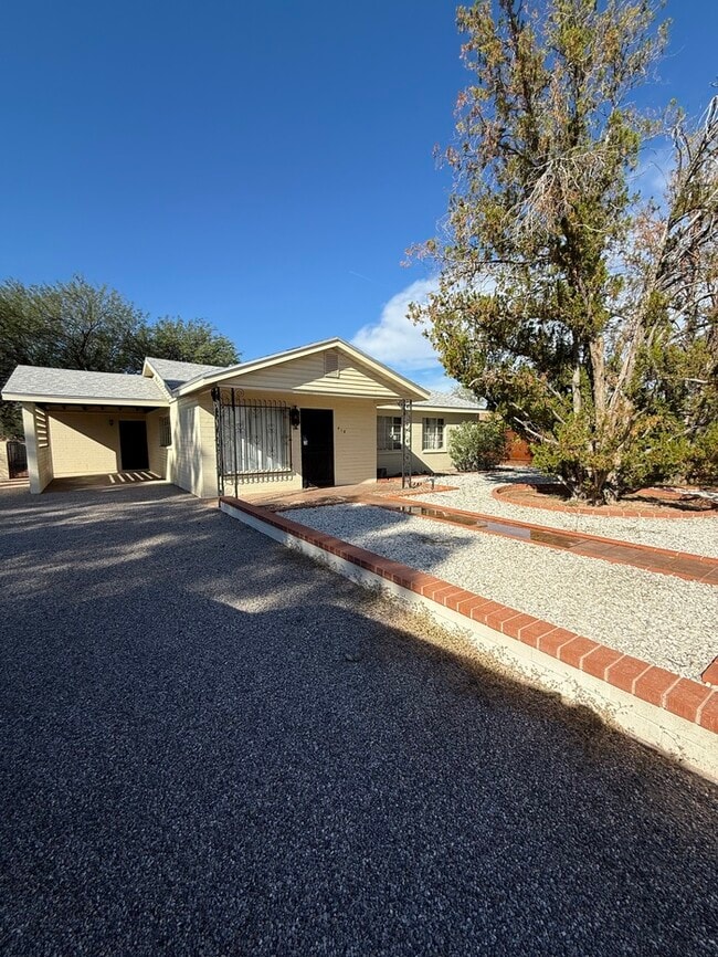 Building Photo - HOUSE FOR RENT