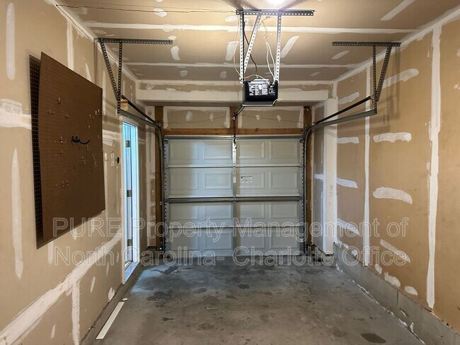 Building Photo - 6033 Queens Walk Ct
