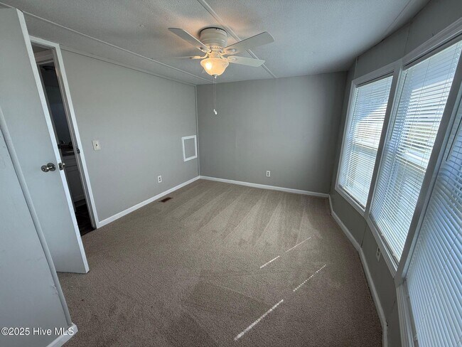 Building Photo - 122 Osage Ln