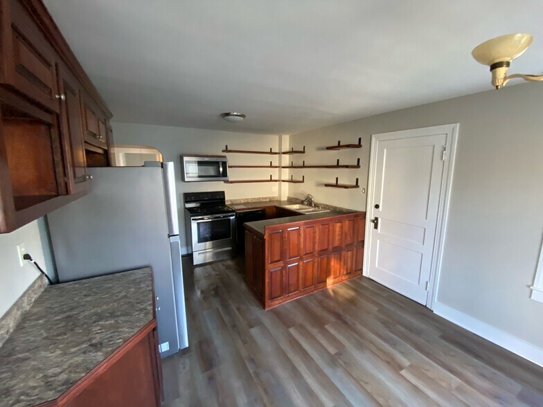 Building Photo - 819 E Cedar St