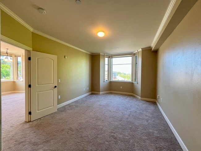 Building Photo - Spacious 2 Bedroom Condo in Fairhaven!