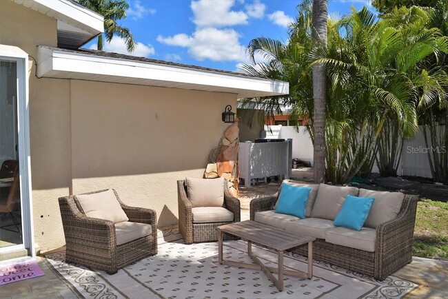 Building Photo - 2226 Siesta Dr