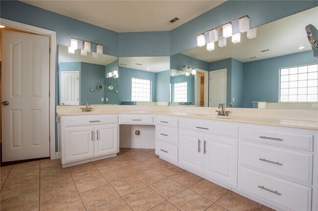 Building Photo - 14198 Rolling Hills Dr