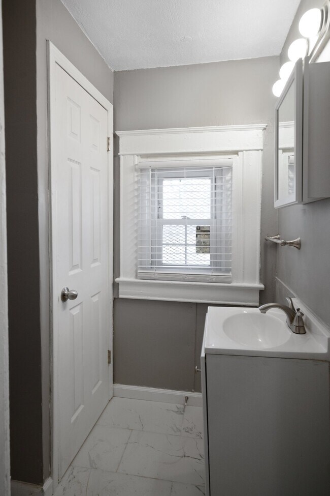 Building Photo - Charming 2 Bed, 1 Bath Rental Home in Kans...