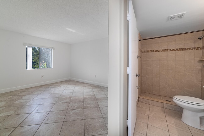 Building Photo - 848 SW 9th St Cir