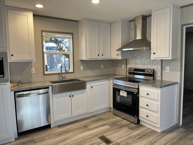 Building Photo - 220 Sequoia Dr