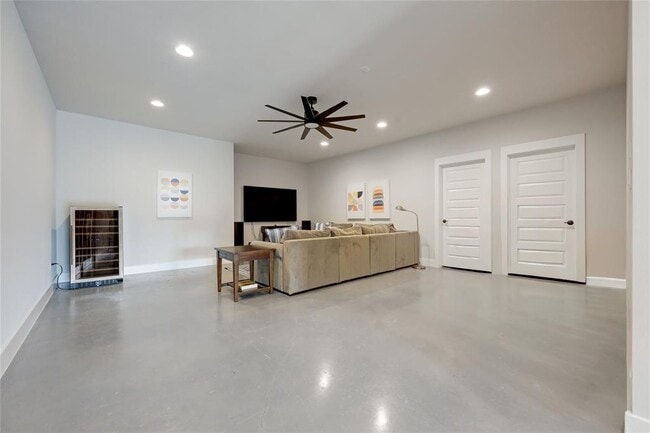 Building Photo - 15421 McCormick Vis