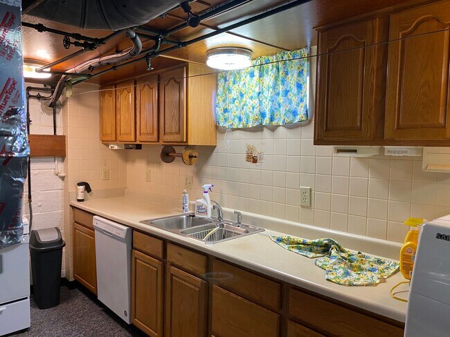 Building Photo - 2 bedroom and 2 bath house for rent