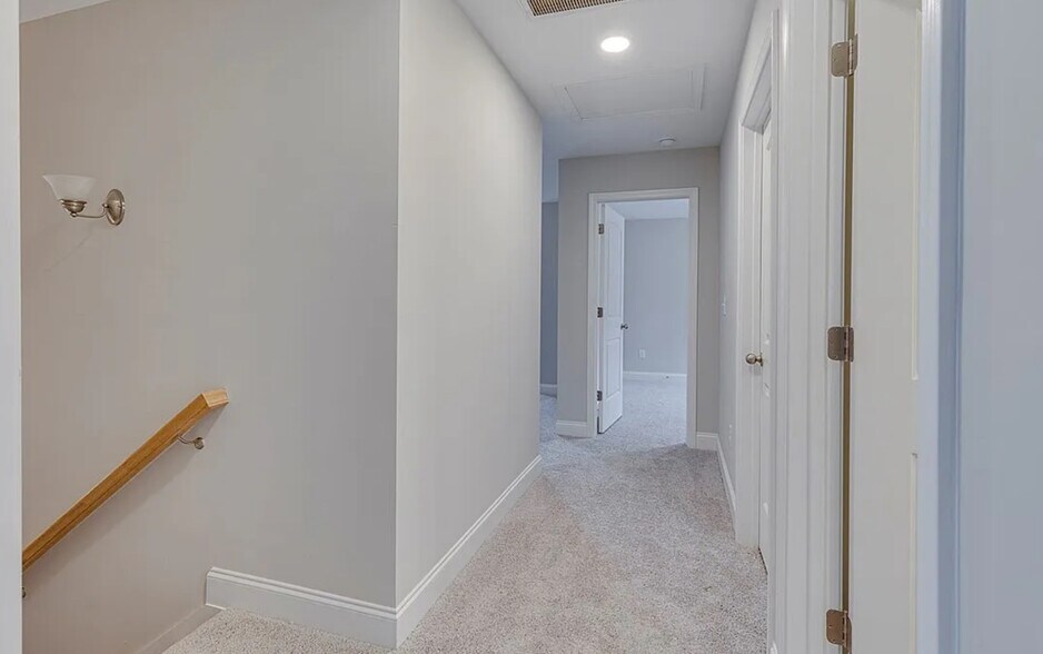 Building Photo - 213 Legacy Ln