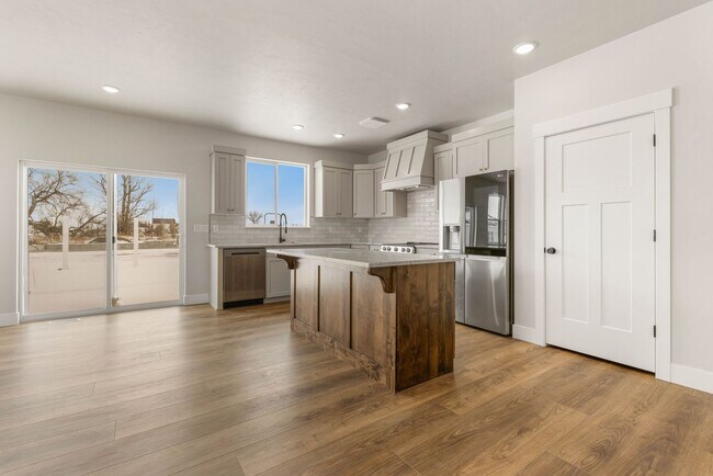 Building Photo - SUGAR CITY TWIN HOME 3 BED 2 FULL BATH - FENCED YARD WITH EX-LARGE 2 STALL GARAGE