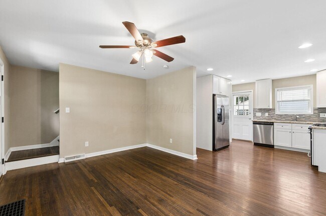 Building Photo - 557 E Royal Forest Blvd