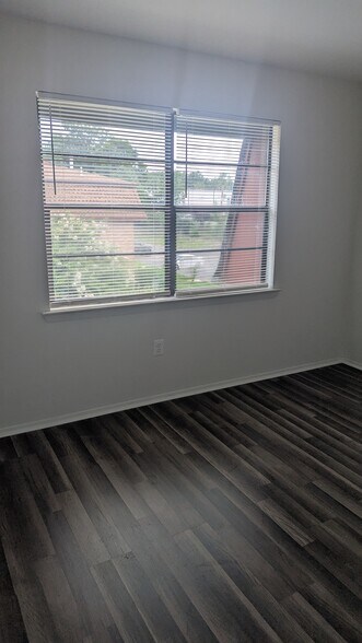Building Photo - 1204 N Oaks Blvd