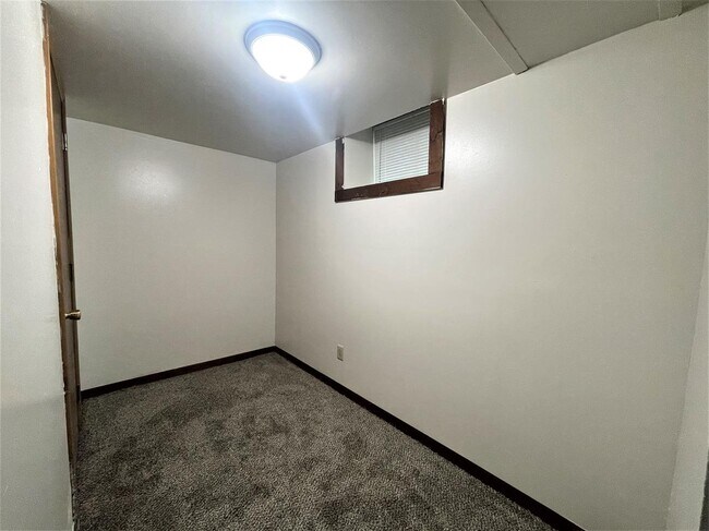 Building Photo - 831 E College St