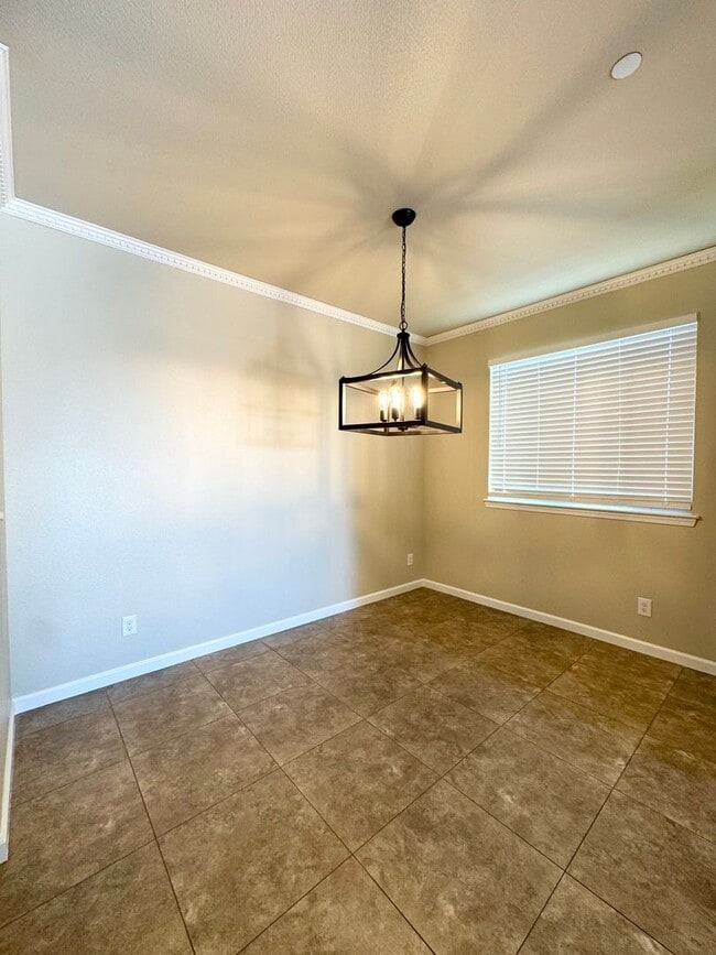 Building Photo - Luxury Townhouse in Vista Ridge Subdivision!