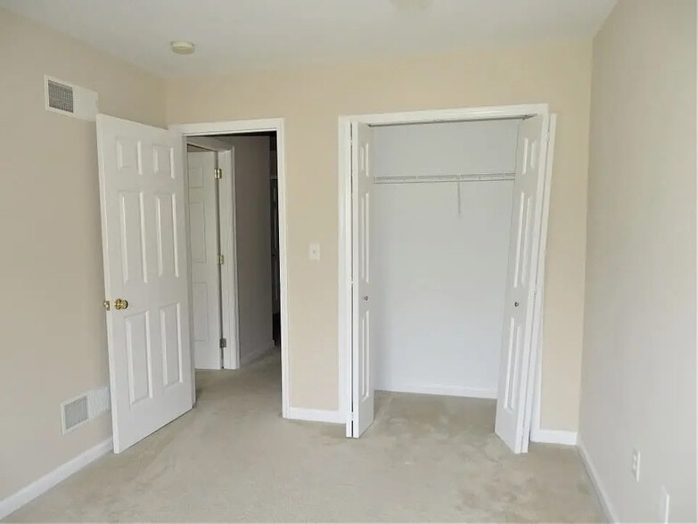 Building Photo - 6472 Lincoln Ct