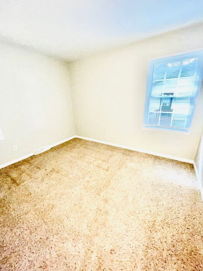 Building Photo - 3 bed 1.5 bath ranch style house * Special *