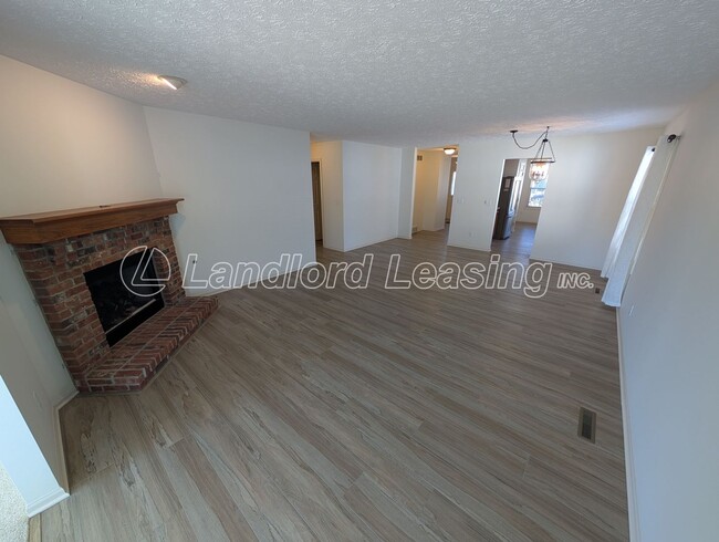 Building Photo - Well-Maintained Ranch in Pin Oak Preserve with Fireplace & Den