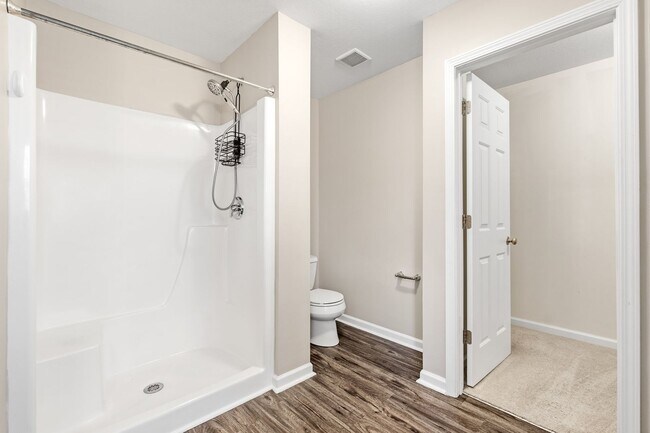 Building Photo - Spacious 4 BR, 2.5 BA, Master BR on Main, Conveniently Located Between Greenville and Spartanburg