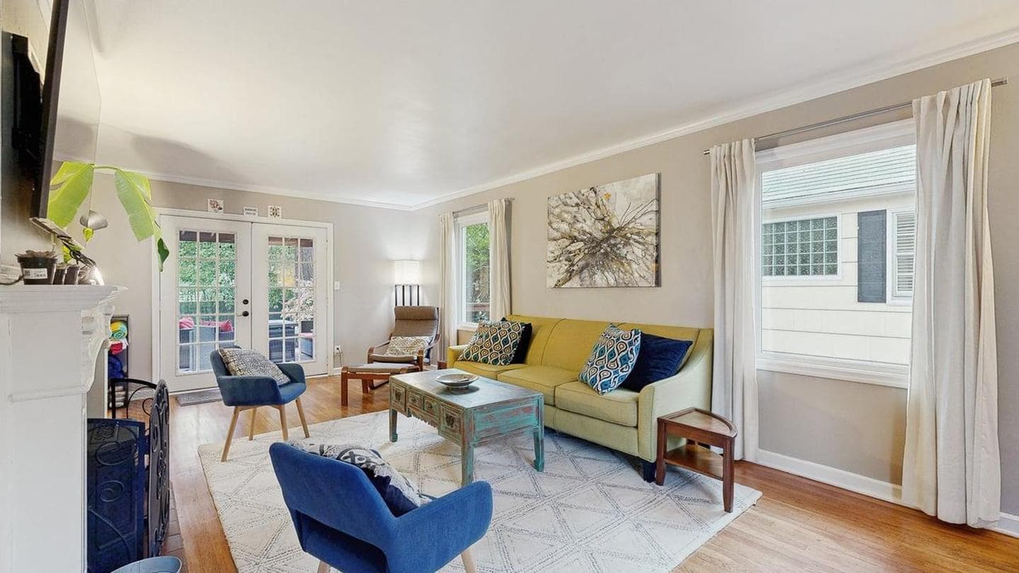 Building Photo - Cozy home with fenced yard and hot tub in NE Portland