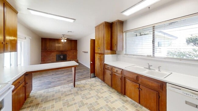 Building Photo - 472 E Roosevelt St