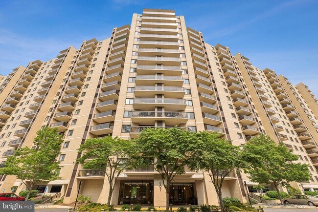 Building Photo - 307 Yoakum Pkwy
