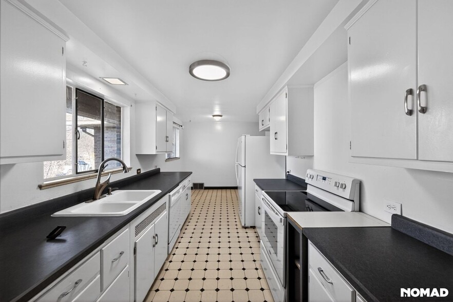 Building Photo - 6801 E 6th Ave