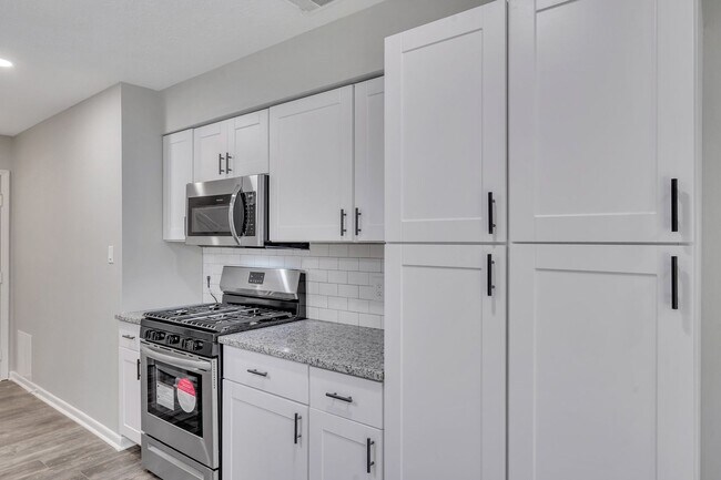 Building Photo - High End Finishes in a Quiet Residential N...