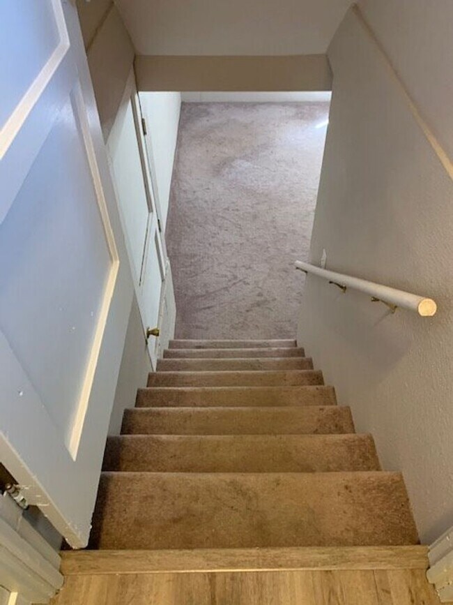 Building Photo - 3 bd., 2 bath remodeled Duplex