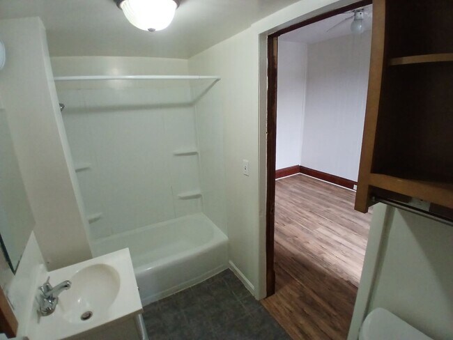 Building Photo - 306 N Elm Ave