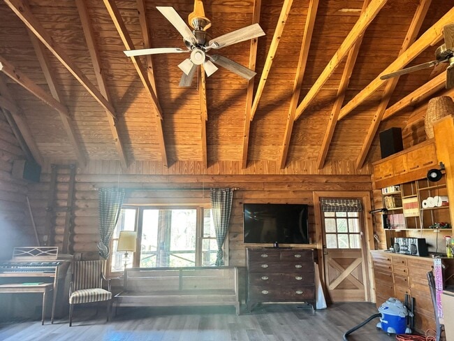 Building Photo - Log Cabin in Oconee on a 1.357 acre neighborhood wooded lot!