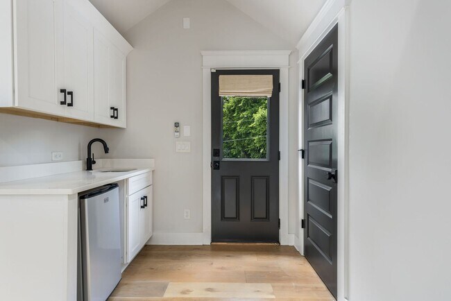 Building Photo - BEAUTIFUL CUSTOM BUILT HOME. 12 SOUTH ACRO...