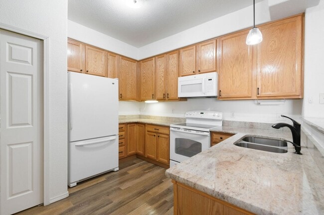 Building Photo - Relaxing townhome in Monument Villas