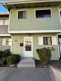 Building Photo - 2 Bedrrom, 1.5 Bahroom Townhouse, availabl...