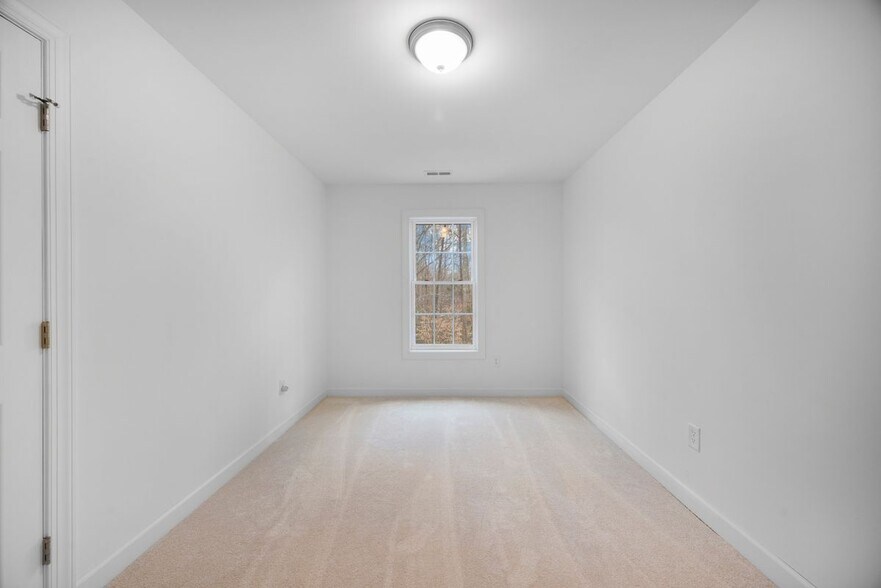 Building Photo - 4 Pasture Cir