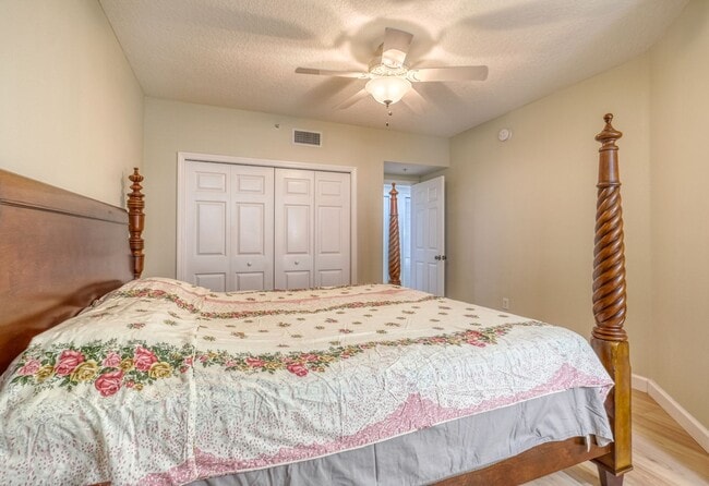 Building Photo - Updated 3 bedroom unit overlooking the Eas...