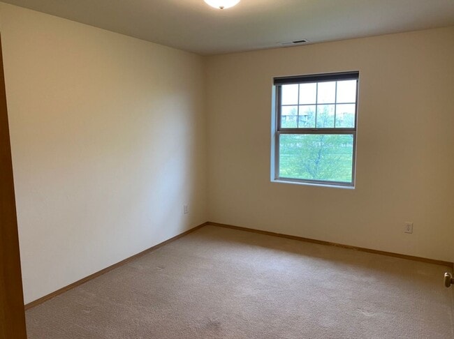Building Photo - 3 Bed 2.5 Bath Condo that backs to the park!