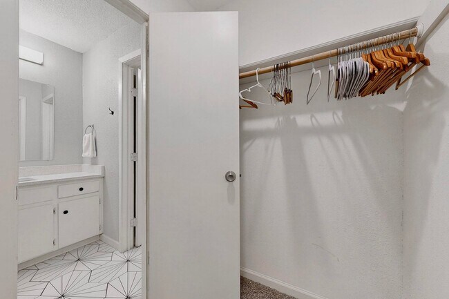 Building Photo - Updated 3 bedroom duplex near Greenbelt!