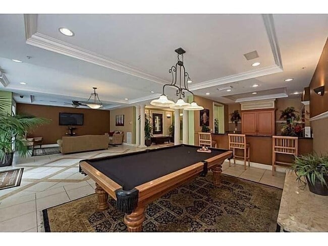 Building Photo - 533 NE 3rd Ave