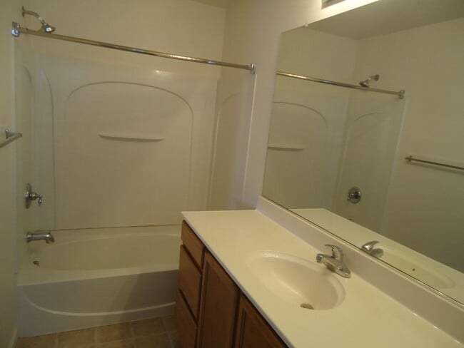 Building Photo - 2 bedroom, 2.5 bath and a loft in a quiet neighborhood