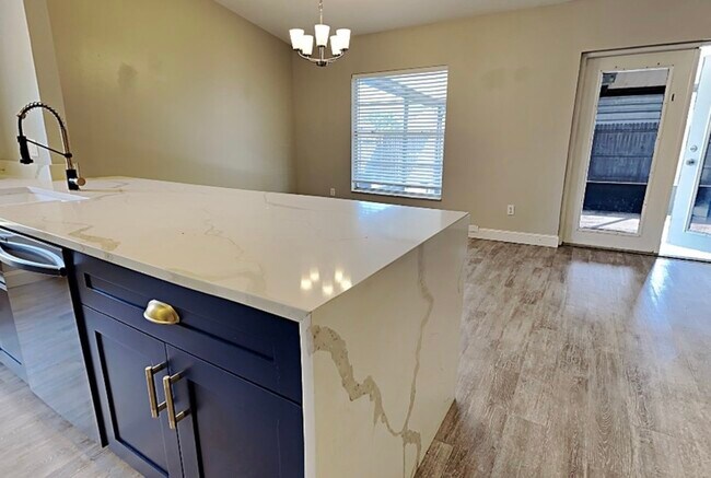 Building Photo - 2709 Mnr Hl Dr
