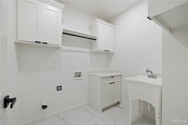 Building Photo - 2613 E Comal Rd