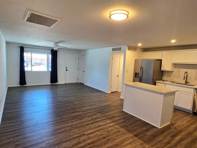 Building Photo - 3-bedroom by New Re-developed Paradise Val...